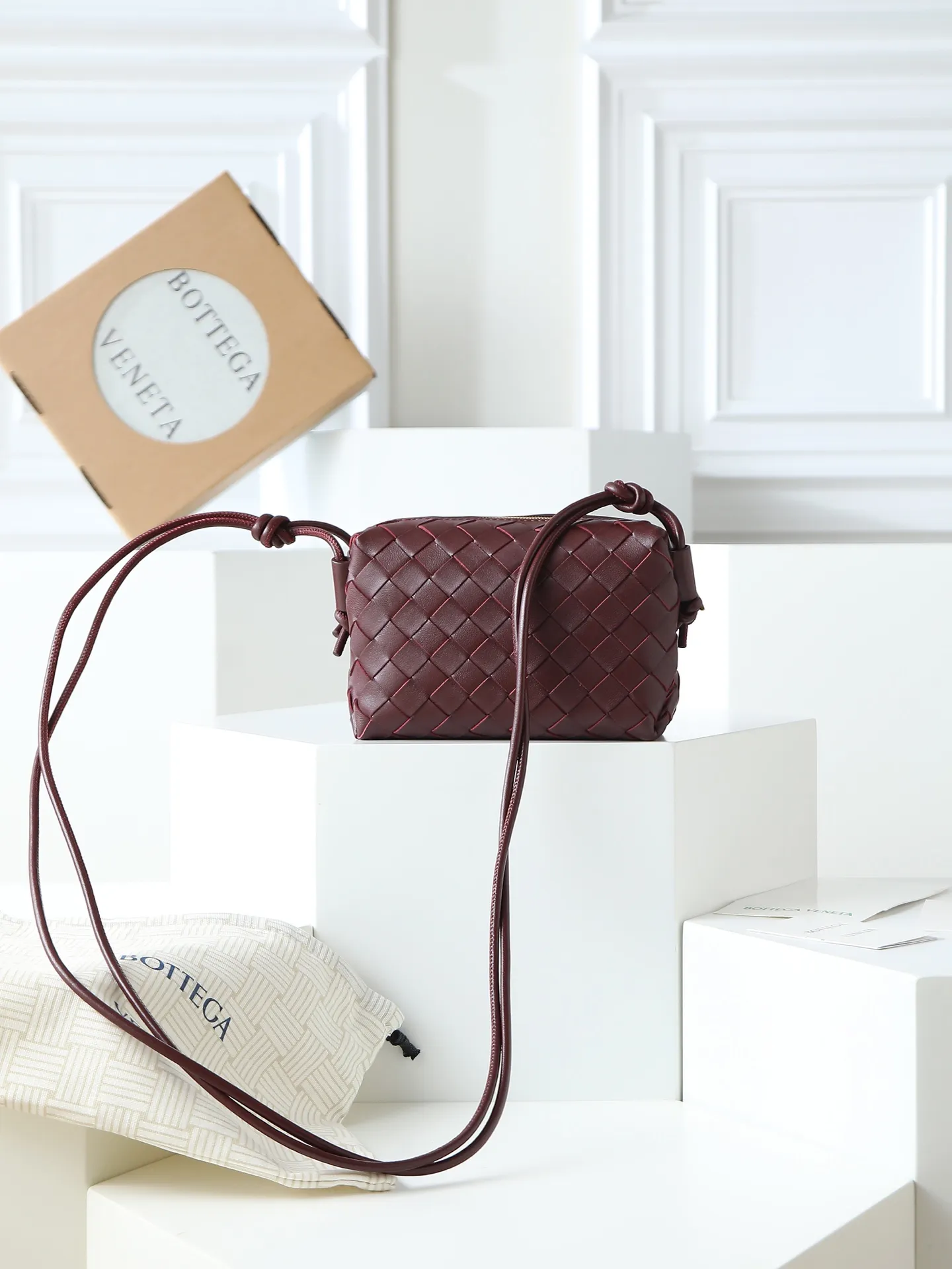 Batch 1300. 𝗕𝗼𝘁𝘁𝗲𝗴𝗮 𝗩𝗲𝗻𝗲𝘁𝗮———— The latest version of the loop camera bag💥 at the BV King of Cost-Effectiveness counter, large woven texture➕As always, ultra-high-quality lambskin, with zippers and adjustable drawstrings, it is especially suitable for the belly💫It can fit anything, and it is very light in weight. It is suitable for girls of all ages. Size: 17*10*6 Style number: 680254